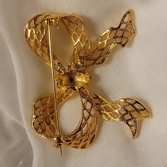 Cut Out Ribbon Bow Gold Tone Brooch Pin Christmas Holiday Clear Red Faux Stones - Picture 7 of 16